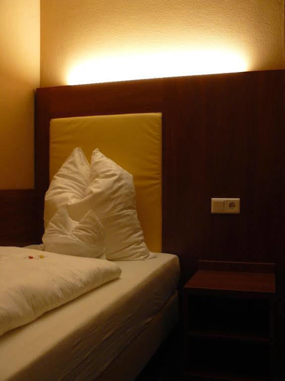 Hotel Wahlster Saarbrucken Bagian luar foto
